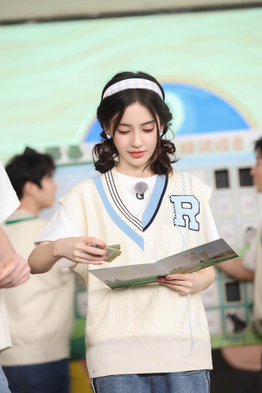 Angelababy最近拍綜藝節目，以清純學生look現身。